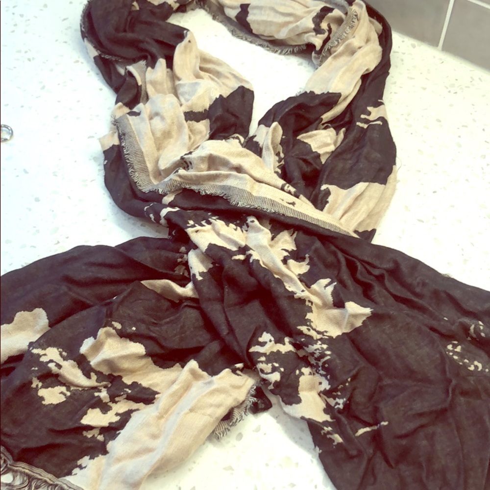 Black and tab long scarf